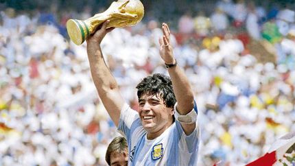 Presentan proyecto para que Maradona aparezca en los billetes.
