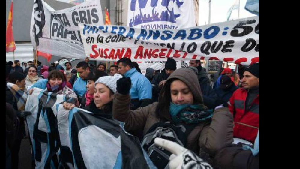 Trabajadores cortaron el Puente Pueyrredón por el cierre de una papelera de Quilmes