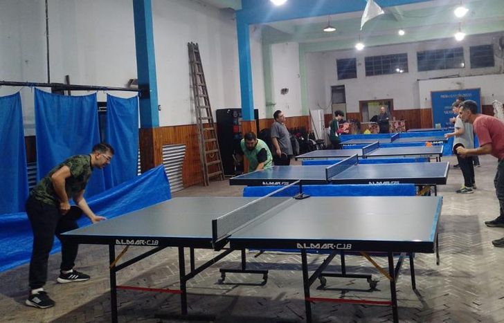 Dictan clases de tenis de mesa en la sociedad de fomento ubicada en Indalecio Gómez 732, La Perla.
