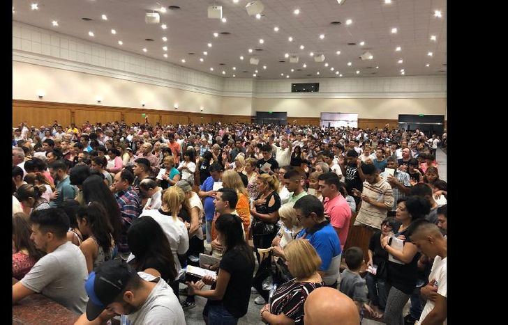 El aceite fue traído desde Israel por los obispos de la Iglesia Universal.