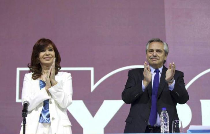 Cristina Kirchner y Alberto Fernández, en el acto por los 100 años de YPF.