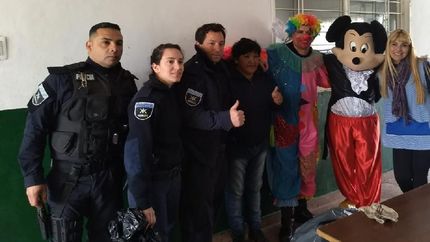 Los agentes junto a los chicos y los artistas.