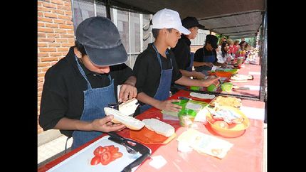 Los chicos armaron sándwiches de milanesa, como parte de una competencia.