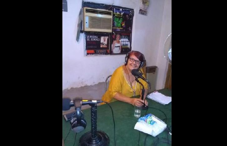 A través de la radio ayuda.