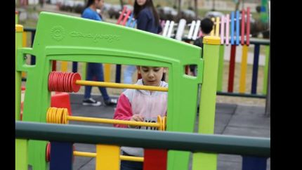 avellaneda ya cuenta con patios de juegos adaptados para ninos con tea en siete plazas