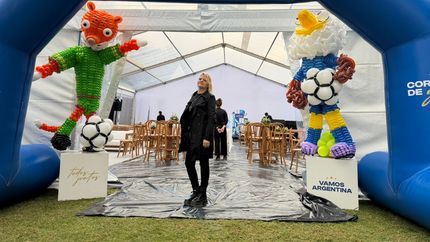 Fernanda Guzmán de Lomas llegó al predio de la AFA para presentar su arte en globos a la Selección Nacional. Fernanda Guzmán de Lomas llegó al predio de la AFA para presentar su arte en globos a la Selección Nacional.