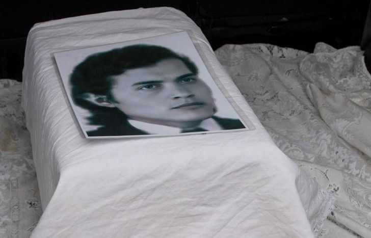 Restituyeron y enterraron los restos en una parroquia.