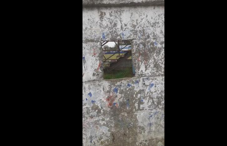 Por este agujero ingresaron los delincuentes al club.