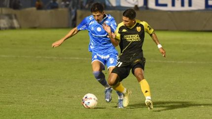 Rosales y Maidana en los primeros minutos del partido. Rosales y Maidana en los primeros minutos del partido.