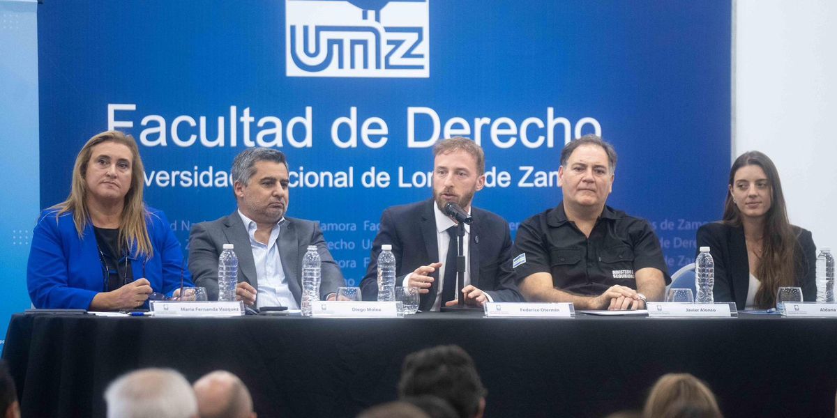 Otermín participó del Foro del Consejo de Seguridad y Justicia de Lomas de Zamora.&nbsp;