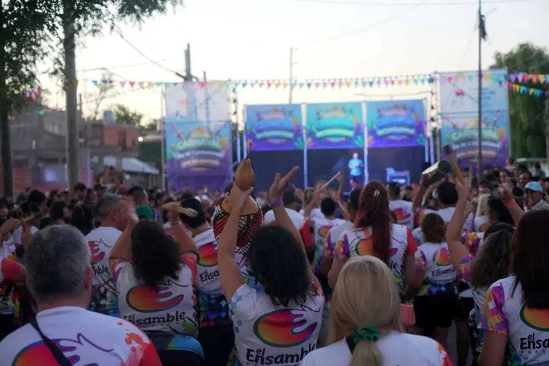 Con la presencia de Los locos de Fiorito, Unidos de Fiorito, Imparables de Fiorito, Caprichosos de Fierro y Ensamble Percusión.