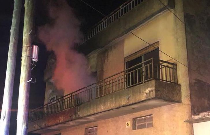 El fuego en una casa puso en alerta a todo el barrio.