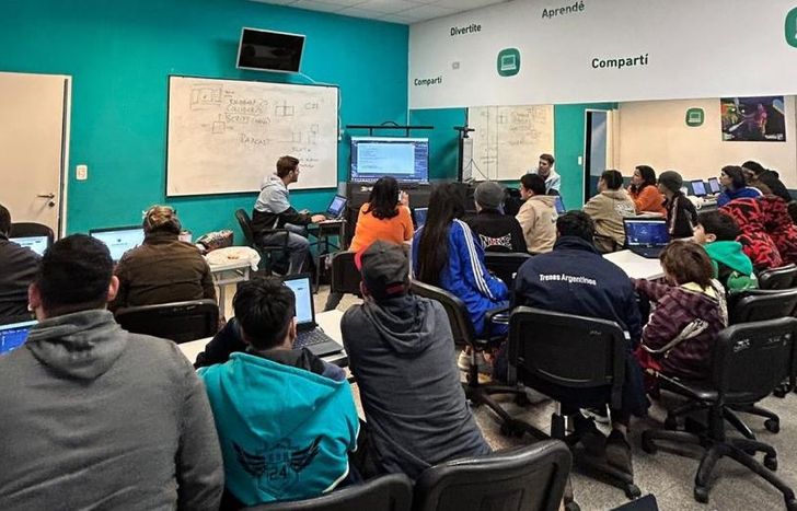 El lugar está ubicado sobre la Avenida Presidente Perón y Recondo.