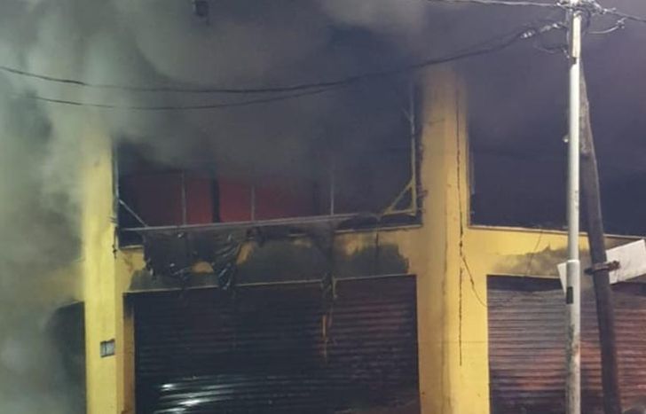 Hubo una gigantesca humareda que se vio desde la autopista.