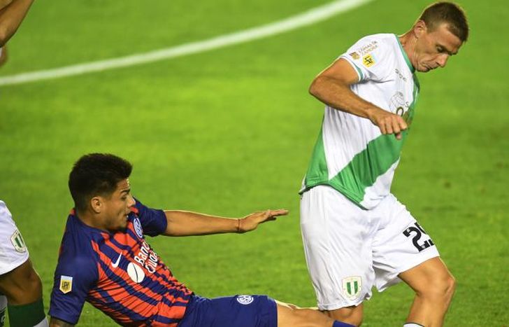 Alejandro Cabrera logra salir de la marca rival.