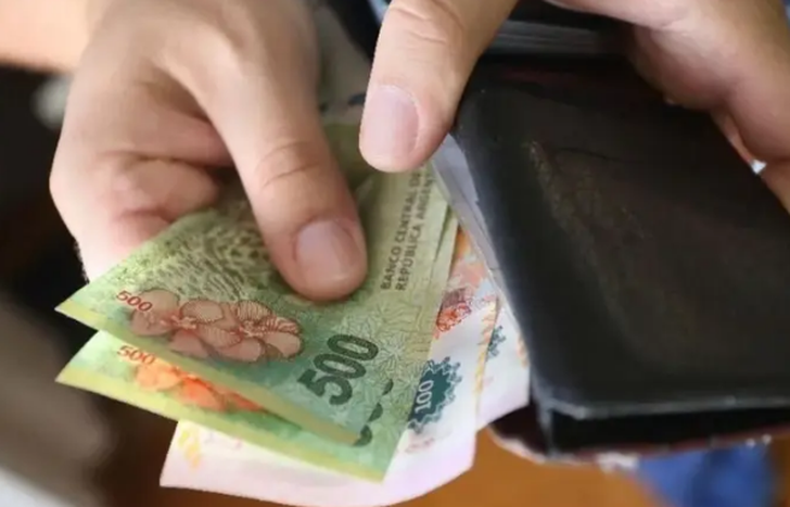 Crisis económica: 7 de cada 10 argentinos perciben que los salarios no alcanzan.