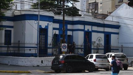 fueron detenidos tras robarle a una mujer y escapar