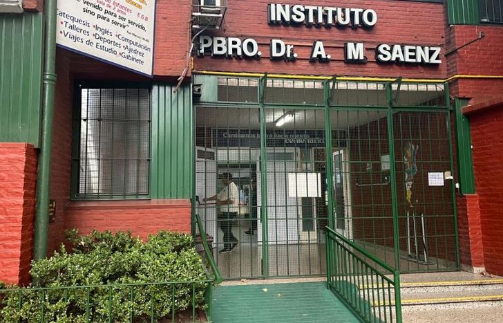 La institución comenzó como un colegio parroquial: se fundó el 25 de mayo de 1925.