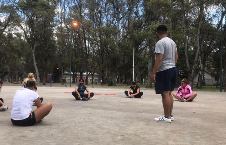 Al aire libre y con protocolos, más vecinos se suman a las clases