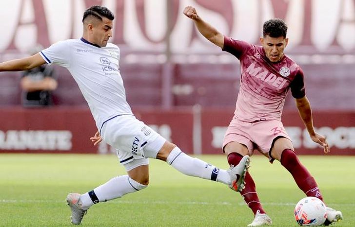 Aguirre despeja ante la presencia de un rival.