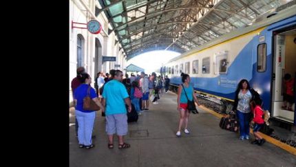 protesta de despedidos de fabricaciones militares: cancelan dos servicios de trenes