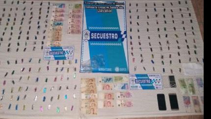 hallaron droga, dinero en efectivo, una balanza y celulares. hallaron droga, dinero en efectivo, una balanza y celulares.