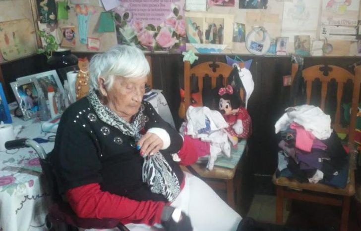 Álida clasifica la ropa para llevarla al Hospital Garrahan.