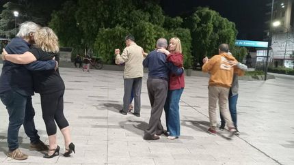 Decenas de parejas se juntan para bailar clásicos del tango argentino. Decenas de parejas se juntan para bailar clásicos del tango argentino.