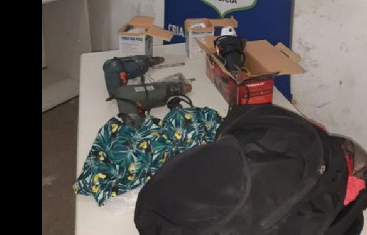 el delincuente tenía una mochila con objetos robados.