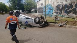 El auto chocó contra el poste y lo derribó.