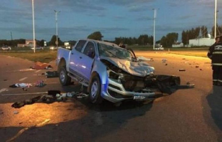 La camioneta llevaba a un numeroso grupo de personas en la caja.