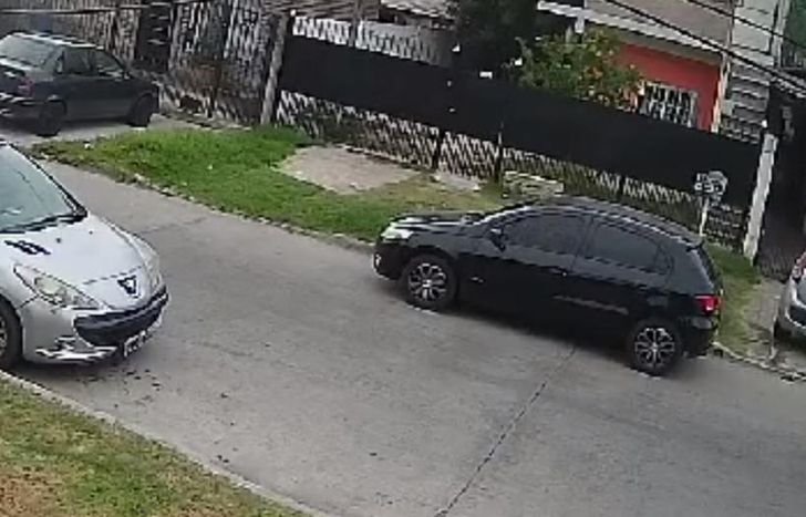 El conductor manejaba un Volkswagen Gol Trend negro.