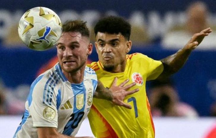 Mac Allister y Luis Díaz con la mirada en la pelota.