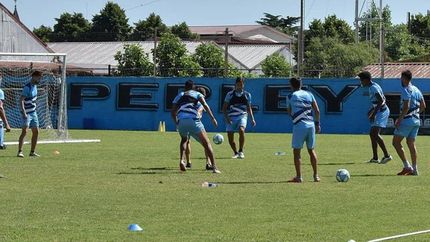 El plantel de Temperley se entrena pensado en el Gallito. El plantel de Temperley se entrena pensado en el Gallito.