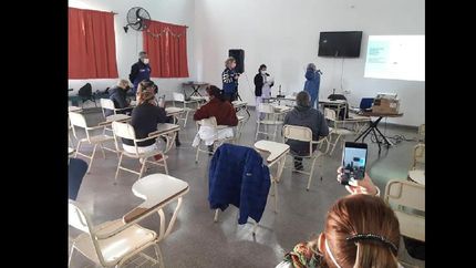 Capacitan a médicos, camilleros y personal de salud para que sepan cómo actuar en medio de la pandemia