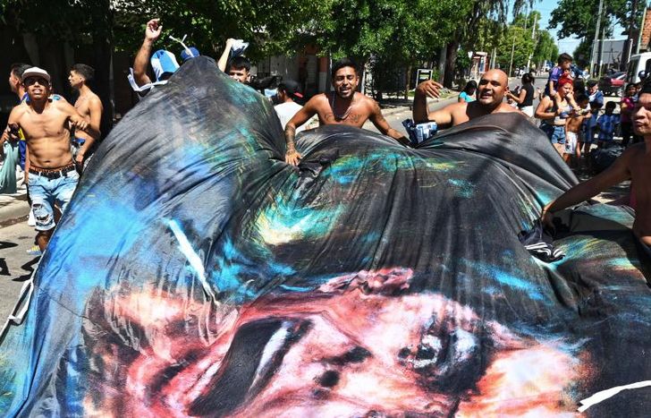 La gente salió a la calle por el festejo de hoy y el recuerdo de Maradona.