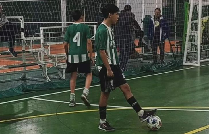 Román juega al futsal en Banfield.