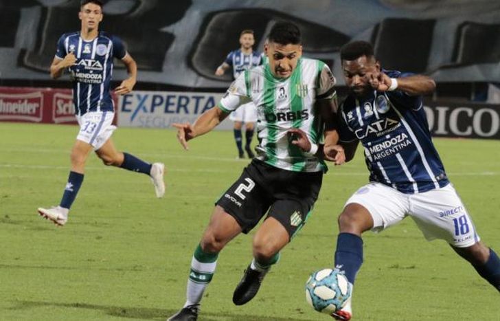 Maldonado y el Morro García en plena disputa del balón.