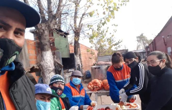 Carlos en uno de los comedores junto a sus compañeros.