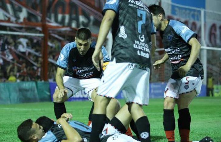 Festejo del segundo gol de Brown.