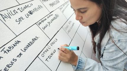 Cada alumna puede plasmar su logro en el muro que está instalado dentro de Casa de la Mujer Budge.