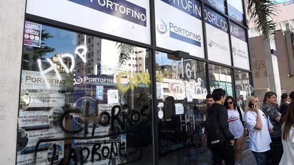 Las personas afectadas escracharon el frente de las oficinas.