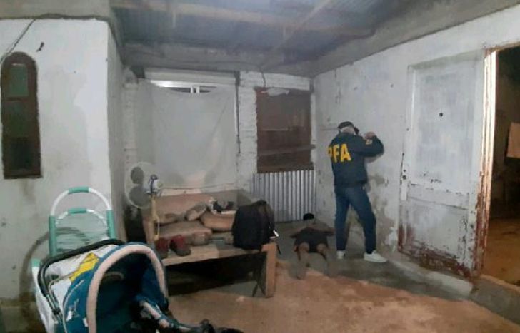 Gracias a la geolocalización del celular de una víctima y del rastreo satelital del auto de otros de los cautivos, se pudo localizar el sitio de cautiverio.