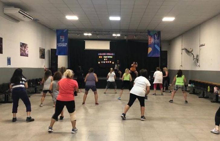 Clases de zumba en el Club Cultural de Lomas Oeste.