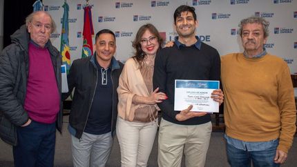 La emoción de Mauro al recibir la premiación.