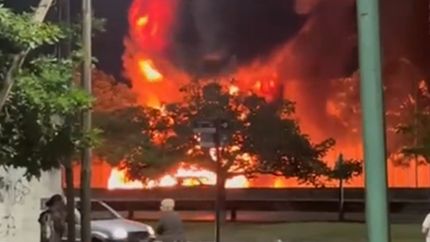 impactante incendio de un camion en camino negro