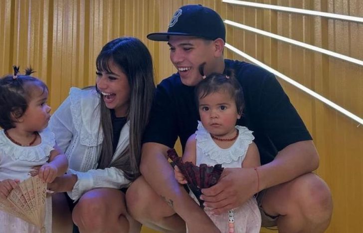 Daniela Celis y Thiago Medina, junto a sus hijas.