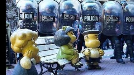 la policia gaseo y reprimio a artesanos y turistas en san telmo