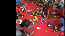 Los chicos realizan actividades mientras aprenden inglés-castellano.