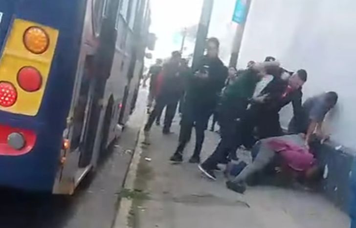 Pasajeros de la línea 318 golpearon y bajaron al hombre.